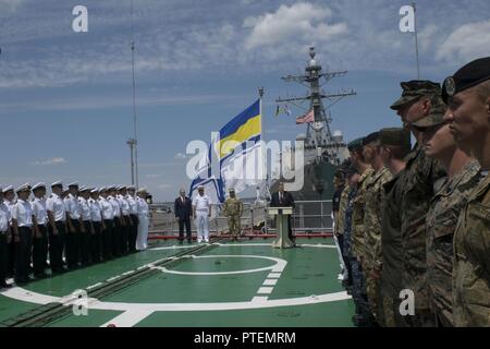 ODESSA, Ukraine (17. Juli 2017) Der Präsident der Ukraine, Petro Poroschenko, Center, spricht während einer Zeremonie an Bord des Ukrainischen Fregatte Hetman Sahaydachniy (U130) während der Übung Sea Breeze 2017 in Odessa, Ukraine, Juli 17. Hinter ihm sind, von links, Maksym Stepanov, der Gouverneur von Odessa Provinz; Vice Adm. Ihor Voronchenko, dem Kommandeur der Ukrainischen Marine; und Gen. Stepan Poltorak, der Verteidigungsminister der Ukraine. Sea Breeze ist eine in den USA und der Ukraine gemeinsam Multinationale maritime Übung im Schwarzen Meer statt und wurde entwickelt, um die Interoperabilität der beteiligten Nationen zu verbessern und Stockfoto