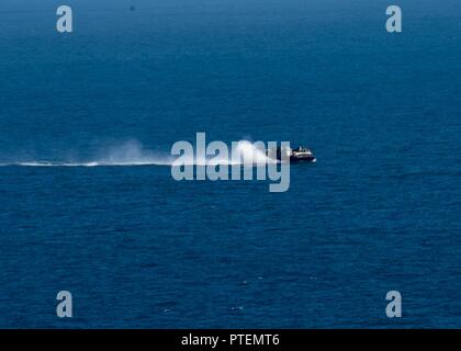 SHOALWATER BAY (15. Juli 2017) eine Landing Craft air cushion (LCAC), zu Naval Beach (NBU) 7, fliegt durch das Wasser zugeordnet, bei der Unterstützung einer groß angelegten amphibischen Angriff während Talisman Sabre 17. Die landungsboote von Bonhomme Richard gestartet aktiviert Bewegung der 31 Marine Expeditionary Unit (MEU) Kräfte und Anlagen an Land, um für die MEU Mission Ziele im Tandem mit Australien Gegenstücke zu vervollständigen. Stockfoto