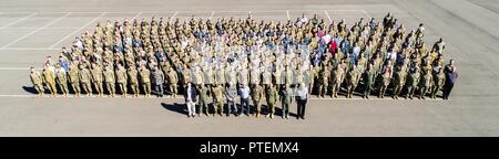 Mitglieder der Task Force 660 (CTF 660) stehen für ein Foto vor dem Kick off der Talisman Sabre 17 CPX, die dienststellenübergreifende Koordinierung zu verbessern, 12. Juli 2017 bei Gallipoli Kasernen, Australien. Vorne (von links nach rechts) sind William Duff, einem US-amerikanischen politischen Berater; Royal Australian Air Force Air Commodore Craig Haufen; U.S. Army Colonel James Moore; Royal Australian Navy hinten Adm. Allen du Toit; Paul Myler, ehemaliger australischer Botschafter in der Russischen Föderation; US-Armee Generalleutnant Gary Volesky; U.S. Navy hinten Adm. Victorino Mercado; US Air Force Brig. Gen. Russell Mack, und E Stockfoto