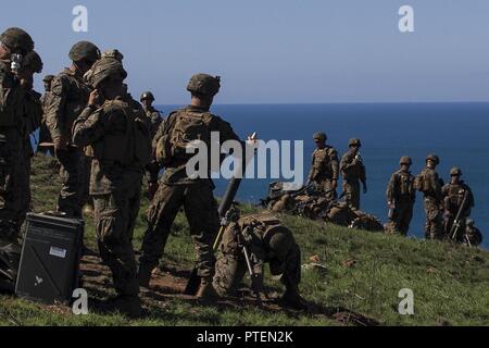 Lance Cpl. Camren Hydemoore bereitet eine 81-mm-Mörser, während ein Gemischter live-fire Übung mit US-Marines mit dem 31 Marine Expeditionary Unit und Service Mitglieder mit der australischen Streitkräfte auf Townshend Insel, Shoalwater Bay, Queensland, Australien, die auf Feuer, als Teil der Übung Talisman Sabre 17, 19. Juli 2017. Hydemoore, eine 19-jährige gebürtige von Portland, Oregon, ist ein mortarman mit Bataillon Landung Team, 3rd Battalion, 5th Marines. Er trug in Febreuary 2016 nach Abschluss der Hudsons Bay High School. BLT 3/5, die Bodenkampf Element für die Stockfoto