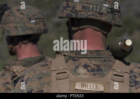 Cpl. Max Miller Schultern ein 81-mm-Mörser, während ein Gemischter live-fire Übung mit US-Marines mit dem 31 Marine Expeditionary Unit und Service Mitglieder mit der australischen Streitkräfte auf Townshend Insel, Shoalwater Bay, Queensland, Australien, als Teil der Übung Talisman Sabre 17, 19. Juli 2017. Miller, eine 20-jährige gebürtige von Portland, Oregon, ist ein mortarman mit Bataillon Landung Team, 3rd Battalion, 5th Marines. Er trug im September 2014 nach seinem Studium an der Camden Central High School. BLT 3/5, die Bodenkampf Element für die 31 MEU, ist die explo Stockfoto