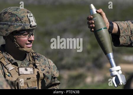 Cpl. Christopher Leon ist eine 21-jährige gebürtige von Brooklyn, New York, und ein Funker mit Waffen Firma, Bataillon Landung Team, 3rd Battalion, 5th Marines, die im April 2015 nach Abschluss der Xaverianer High School in 2013. Marines mit Waffen Firma verfeinert Ihre targeting Fähigkeiten während ein Gemischter live-fire Übung mit US-Marines mit dem 31 Marine Expeditionary Unit und Service Mitglieder mit der australischen Streitkräfte auf Townshend Insel, Shoalwater Bay, Queensland, Australien, als Teil der Übung Talisman Sabre 17, 19. Juli 2017. BLT 3/5, Stockfoto