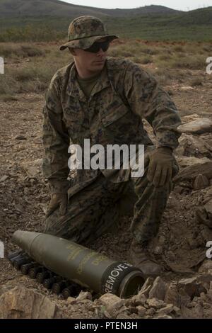 Lance Cpl. Evan Talbott Stufen eine 155-mm-Geschütze Runde als Teil von Sprengstoffen Abbruch während der Übung Talisman Sabre 17 auf Townshend Insel, Shoalwater Bay, Queensland, Australien, 18. Juli 2017. Talbott, ein Eingeborener von Lakeland, Florida, ist ein militärischer Polizist mit der Bekämpfung der Logistik Bataillon 31. Marines mit CLB-31 liefern wichtige Unterstützung der Marinesoldaten und Matrosen der 31 Marine Expeditionary Unit und gleichzeitig Unterstützung der Talisman Sabre 17. Die 31. MEU beteiligt sich an Talisman Sabre 17 während auf eine regelmäßig geplante Patrouille der Indo-Asia-Pazifik eingesetzt. Tal Stockfoto