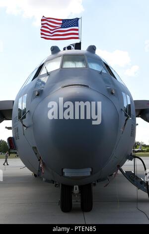 Ein Montana Air National Guard C-130 Hercules auf dem 120 Luftbrücke Flügel zugeordnet sitzt am Papa Air Base, Ungarn, während der Übung die schnelle Reaktion, 17., 16. Juli 2017. Schnelle Reaktion ist Sabre Guardian 17, ein US-Armee Europa auszuüben - led, multinationale Übung, erstreckt sich über Bulgarien, Rumänien und Ungarn, mit mehr als 25.000 service Mitglieder aus 22 NATO-Mitglieder und der Partnerstaaten. Stockfoto