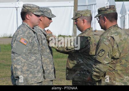 5 Bataillon, 113 Field Artillery Regiment erweiterte Echelon Team führt eine endgültige Formation, wo Soldaten für ihre Unterstützung und ihre Professionalität während der Übung Sabre Guardian, 14. Juni 2017 anerkannt werden. Übung Sabre Guardian' 17 ist eine US-European Command in Ungarn, Rumänien und Bulgarien mit mehr als 25.000 Mitglieder aus über 20 Verbündeter und Partner Nationen. Die größte der Schwarzmeerregion Übungen, Sabre Guardian17 ist ein Premier Training Event für die US-Armee Europa und den teilnehmenden Nationen, die Bereitschaft aufbauen und eine Verbesserung der Interoperabilität unter einem unif Stockfoto