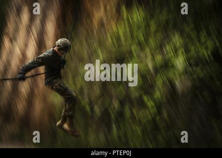 Lance Cpl. Steven T. Gentile, Canton, Ohio gebürtigen und rifleman mit Alpha Company, 1.BATAILLON, 3. Marine Regiment, rappels auf einer Klippe an der Jungle Warfare Training Center an Bord Camp Gonsalves, Okinawa, Japan, 12. Juli 2017. Die Jungle Warfare Training Center bietet individuelle und Steuereinheit level training Überlebensfähigkeit und Letalität bei einem Dschungel Umgebung erhöhen. Die Hawaii-basierte Bataillon freut sich auf Okinawa, Japan als Teil der Einheit Deployment Program eingesetzt. Stockfoto