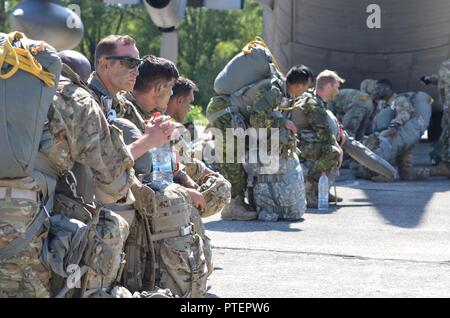 PAPA AIR BASE, Ungarn - Soldaten aus 173Rd Airborne Brigade Combat Team (Airborne), Vicenza, Italien, warten in eine C-130 Hercules für einen Betrieb zu laden, Juli 18. Die 449 fallschirmjäger an der Operation beteiligten gehören Verbündeten aus Kanada, Ungarn und Italien. Die Operation ist Teil der schnelle Reaktion, ein US-led Airborne Übung, die zwei Flugplatz Anfälle gehören, ein Air Assault Betrieb und die Bewegung der Luft von einem platoon von Strykers vom 2 Cavalry Regiment. Stockfoto