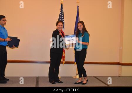 Alysse Seligman, Jugend Spezialist für die Air Force Services Aktivität, ehrt Air Force jugendlich Ratsmitglied Alexis timko. Stockfoto