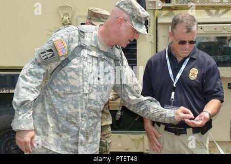 Indiana National Guard Oberst Robert D. Burke, 76th Infantry Brigade Combat Team Commander, präsentiert Indianapolis Metropolitanpolizei-Abteilung Kapitän Chris Boomershine mit einer Brigade Herausforderung Münze in Fort Polk, Louisiana, Dienstag, 18. Juli 2017. Boomershine war einer von mehreren Hoosier Arbeitgeber, die ihren Mitarbeitern besucht und Indiana Nationalgarde Ausbildung an der Louisiana post. Stockfoto