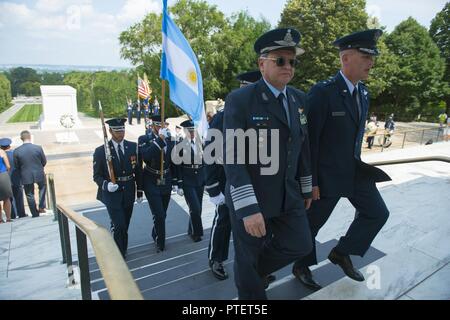 Brig. Gen. Enrique Amrein, Generalstabschef der Argentinischen Luftwaffe, und Generalmajor James A. Jacobson, Commander, Luftwaffe Bezirk Washington​, Teilnahme an einem US Air Force​ allen Ehren Wreath-Laying Zeremonie am Grab des Unbekannten Soldaten auf dem Arlington National Cemetery, Arlington, Virginia, 18. Juli 2017. Amrein tourte auch das Memorial Amphitheater Anzeige Zimmer. Stockfoto