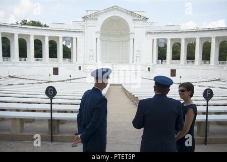 (Von links) Generalmajor James A. Jacobson, Commander, Luftwaffe Bezirk Washington​; Brig. Gen. Enrique Amrein, Generalstabschef der Argentinischen Luftwaffe; und Frau Katharine Kelley, Betriebsleiter, Arlington National Cemetery, sprechen im Inneren der Gedenkstätte Amphitheater auf dem Arlington National Cemetery, Arlington, Virginia, 18. Juli 2017. Armein teilgenommen, die zuvor im US Air Force​ allen Ehren Wreath-Laying Zeremonie am Grab des Unbekannten Soldaten und das Denkmal Amphitheater Anzeige Zimmer tourte. Stockfoto