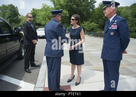 (Von links) Brig. Gen. Enrique Amrein, Generalstabschef der Argentinischen Luftwaffe, grüßt Frau Katharine Kelley, Betriebsleiter, Arlington National Cemetery, und Generalmajor James A. Jacobson, Commander, Air Force District von Washington, Vor dem Memorial Amphitheater auf dem Arlington National Cemetery, Arlington, Virginia, 17. Juli 2017. Amrein nahm an der US Air Force allen Ehren Wreath-Laying Zeremonie am Grab des Unbekannten Soldaten und das Denkmal Amphitheater Anzeige Zimmer tourte. Stockfoto