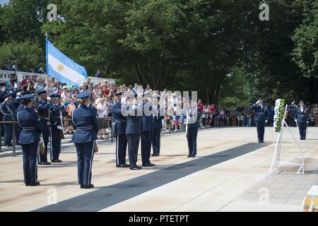 (Von links) Brig. Gen. Enrique Amrein, Generalstabschef der Argentinischen Luftwaffe, Generalmajor James A. Jacobson, Commander, Air Force District von Washington an einer US Air Force​ allen Ehren Wreath-Laying Zeremonie am Grab des Unbekannten Soldaten auf dem Arlington National Cemetery, Arlington, Virginia, 18. Juli 2017. Amrein tourte auch das Memorial Amphitheater Anzeige Zimmer. Stockfoto