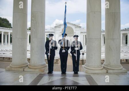 Brig. Gen. Enrique Amrein, Generalstabschef der Argentinischen Luftwaffe, beteiligt sich an einem US-Air Force​ allen Ehren Wreath-Laying Zeremonie am Grab des Unbekannten Soldaten auf dem Arlington National Cemetery, Arlington, Virginia, 18. Juli 2017. Amrein tourte auch das Memorial Amphitheater Anzeige Zimmer. Stockfoto