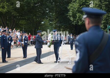 Brig. Gen. Enrique Amrein, Generalstabschef der Argentinischen Luftwaffe, beteiligt sich an einem US-Air Force​ allen Ehren Wreath-Laying Zeremonie am Grab des Unbekannten Soldaten auf dem Arlington National Cemetery, Arlington, Virginia, 18. Juli 2017. Amrein tourte auch das Memorial Amphitheater Anzeige Zimmer. Stockfoto