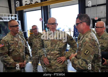 Generalleutnant Charles D. Luckey, Chef der Armee Finden und Kommandierender General, United States Army Reserve Command, und Generalmajor Timothy Orr, Adjutant General der Oregon National Guard, hört auf CW 3 Dustin Hunter, Ingenieur Ausrüstung Supervisor, erklären einige der Fortschritte in der Automotive Testing equipment Soldaten aus dem Zug an der Lebenserhaltung Training Center in Camp Dodge gemeinsame Manöver Training Center in Johnston, Iowa am 19. Juli 2017. Stockfoto