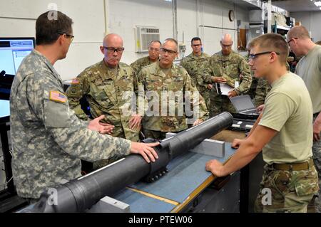 Generalleutnant Charles D. Luckey, Chef der Armee Finden und Kommandierender General, United States Army Reserve Command, und Generalmajor Timothy Orr, Adjutant General der Oregon National Guard, erhalten ein Briefing von CW2 Matthew Tormey, Aufrüstung und Wartung Warrant Officer, über die Wartung des M120 Mörser Waffe während der Besichtigung der Lebenserhaltung Training Center in Camp Dodge gemeinsame Manöver Training Center in Johnston, Iowa am 19. Juli 2017. Stockfoto