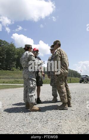 Staff Sgt. Christina Johnson, mit Connecticut U.S. Army National Guard, 142 Area Support Medical Unternehmen diskutiert Route der Ersthelfer" mit Roger Ellison, der stellvertretende Direktor des Rettungs- und Notfalldiensten, Oberstleutnant Michael Mystenski, ein Arzt, der Assistent zugeordnet, die Connecticut U.S. Army National Guard 142 ASMC und U.S. Army Staff Sgt. Mario Bustos, combat Medic mit 28 Combat Support Hospital, 44. Medizinische Brigade, Fort Bragg, N.C. für die nationalen Jamboree 2017. Stockfoto