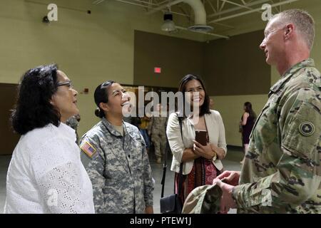 Brig. Gen. David E. Elwell, Kommandierender General des 311. Expeditionary Sustainment Command, Gespräche mit SPC. Khaing Sabe, ein Spezialist mit der 376 Mitarbeiter Unternehmen, und ihrer Familie während der abschiedszeremonie auf dem März Air Force Reserve Zentrum in Riverside, Kalifornien, 17. Juli 2017 statt. Die 376 Mitarbeiter Unternehmen ist in Bell, Calif., mit stark abweichenden Abteilungen in San Diego und in Riverside, Kalifornien, und Meza, Ariz. Die 376-PC über 200 Soldaten hat und der globale Krieg gegen den Terror durch die Bereitstellung von mehr als 100 Soldaten seit 2003 unterstützt. Die Mission für diese Stockfoto