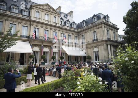 Präsident der Vereinigten Staaten von Amerika Donald J. Trumpf, kommt in den USA Leiter der Mission in Frankreich's Residence Erläuterungen zu Service Mitglieder in Paris am Vorabend des Tag der Bastille Juli 12, 2017 liefern. In diesem Jahr werden die VEREINIGTEN STAATEN die Parade führen als Land der Ehre zum Gedenken an das hundertjährige der US-amerikanischen Eintritt in den Ersten Weltkrieg - sowie die langjährige Partnerschaft zwischen Frankreich und den USA (Abt. der Verteidigung Stockfoto