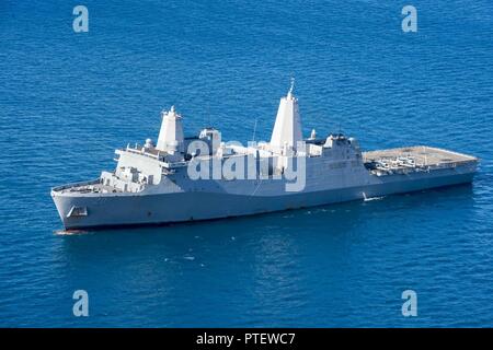 CORAL SEA (19. Juli 2017) Die amphibious Transport dock USS Green Bay LPD (20) die Durchfuhr durch Coral Sea während einer amphibischen Angriff mit 31 Marine Expeditionary Unit (MEU) als Teil der Talisman Sabre 17. Talisman Säbel ist eine Biennale USA - Australien bilaterale Übung gehalten weg von der Küste von Australien gedacht, um die Interoperabilität zu erreichen und den USA - Australien Bündnis stärken. Stockfoto