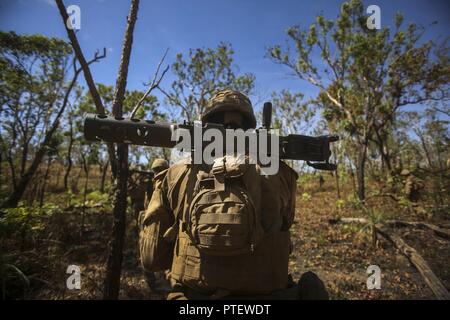 MOUNT BUNDEY TRAINING AREA, Australien - US-Marines mit Waffen Firma, 3.BATAILLON, 4. Marine Regiment, 1st Marine Division, Marine Rotational Force-Darwin, Patrouille, um ihre Unterstützung durch Brand Position während der Übung Koolendong 2017, 17. Juli 2017. Die Marines zur Verfügung Unterstützungsfeuer, die Marines mit Unternehmen K, 3 Mrd. Euro, 4 Marines, zu schließen mit und ihr Ziel. 17 Koolendong ist eine jährliche, Bataillon Ebene bilaterale live Brand entwickelt, Bekämpfung der Bereitschaft zu verbessern und die Ausbildungsmöglichkeiten, die die Interoperabilität der US-Marines und Matrosen verstärken können, Stockfoto