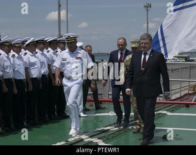 ODESSA, Ukraine (17. Juli 2017) Vice Adm. Ihor Voronchenko, dem Kommandeur der Ukrainischen Marine, führt der Präsident der Ukraine Petro Poroschenko vom Heck der Ukrainischen Fregatte Hetman Sahaydachniy (U 130) nach poroschenko's Erläuterungen an Bord des Schiffes während der Übung Sea Breeze 2017 in Odessa, Ukraine, Juli 17. Hinter Ihnen sind, von links, Maksym Stepanov, der Gouverneur der Provinz, Odessa und Gen. Stepan Poltorak, der Verteidigungsminister der Ukraine. Sea Breeze ist eine in den USA und der Ukraine gemeinsam Multinationale maritime Übung im Schwarzen Meer statt und soll die Interoperabilit zu verbessern Stockfoto