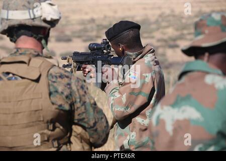 Ein Mitglied der südafrikanischen Marine Maritime Reaktion Squadron (MRS) feuert eine US-M 27 Infanterie automatisches Gewehr während einer Einarbeitung brand Bereich als Teil der Gemeinsamen Accord 17 (SA17) in der Südafrikanischen Armee Combat Training Center, Lohatla, Südafrika, 19. Juli 2017. Während SA 17 Mitglieder der Frau und US-Marineinfanteristen in integrierter Form Einheiten, Gebäude, Interoperabilität, wie sie erlernen die Techniken, Taktiken und Verfahren. SA 17 ist eine Gemeinsame bi- Bereich Training mit unseren südafrikanischen Partnern an friedenserhaltenden Maßnahmen, die Fähigkeit der Teilnehmer zu Übung konzentriert und Stockfoto