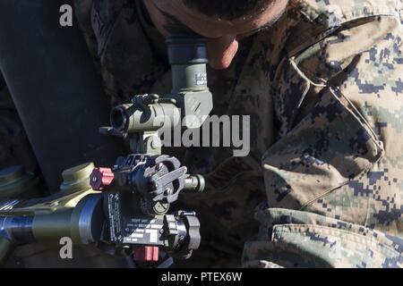 Lance Cpl. Juan Juarez, eine mortarman mit Waffen Firma, Bataillon Landung Team, 3rd Battalion, 5th Marines, schaut durch ein Mörtel Sichtung System während der laufenden Übung Talisman Sabre 17 auf Townshend Insel, Shoalwater Bay, Queensland, Australien, 17., 20. Juli 2017. Juarez, ein Eingeborener von Kansas City, trat der Marine Corps im Februar 2016 nach Abschluss der Blue Springs High School. BLT 3/5, die Bodenkampf Element für die 31 MEU, ist die Erkundung state-of-the-Art Konzepte und Technologien wie die engagierte Kraft für Sea Dragon2025, eine Marine Corps Initiative vorbereiten Stockfoto