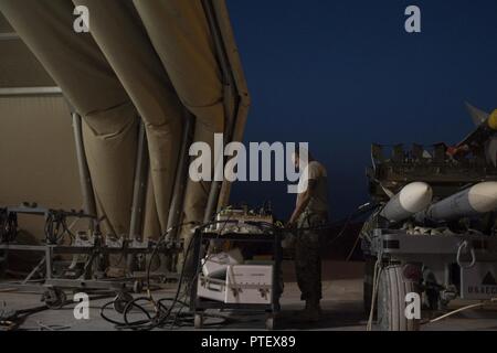 Staff Sgt. Steven Wasil, 332 Expeditionary Maintenance Squadron precision guided Munition Crew Chief, führt die Software Updates für Raketen, 12. Juli 2017, in Südwestasien. Flieger arbeiten Tag und Nacht den Aufbau und die Pflege von Munition im Kampf gegen ISIS zu unterstützen. Stockfoto