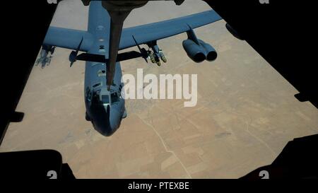 A B-52 Stratofortress bereitet Kraftstoff aus einem KC-10 Extender mit der 908Th Expeditionary Air Refuelling Squadron Juli 19, 2017 zu erhalten, über einen geheimen Ort im Südwesten Asien. Seit Januar, 908Th ohren Mannschaften haben mehr als 15.000 Flugstunden, die Auslagerung von mehr als 160 Millionen Pfund Kraftstoff zu fast 15.000 Koalition Flugzeuge und die Unterstützung von Fast 7.500 strategische Schläge gegen ISIS. Stockfoto