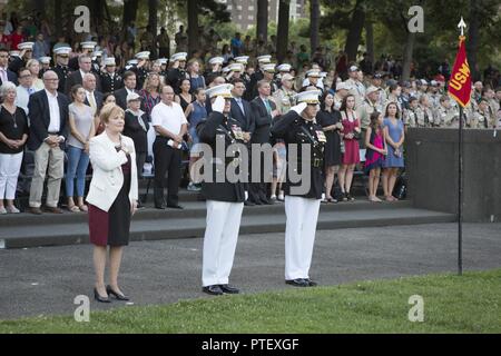 Von links, der Frau Abgeordneten Kay Granger, United States, Texas' 12 Kongreßbezirk, US Marine Corps Generalleutnant Steven R. Ruder, stellvertretender Kommandant, der Luftfahrt und der Oberst Tyler J. Zagurski, kommandierender Offizier, Marine Barracks Washington stehen für Ehren während ein Sonnenuntergang Parade im Marine Corps War Memorial, Arlington, Virginia, 18. Juli 2017. Sonnenuntergang Paraden sind als Mittel zur Einhaltung der hohen Beamten statt, verehrte Bürger und Förderer des Marine Corps. Stockfoto