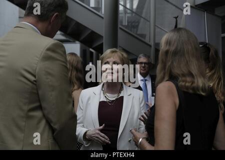 Us-Rep. Kay Granger, Kongressabgeordnete der 12. Bezirk von Texas, spricht mit Gästen während ein Sonnenuntergang parade Empfang an den Frauen im militärischen Service für Amerika Memorial, Arlington, Virginia, 18. Juli 2017. Sonnenuntergang Paraden sind als Mittel zur Einhaltung der hohen Beamten statt, verehrte Bürger und Förderer des Marine Corps. Stockfoto