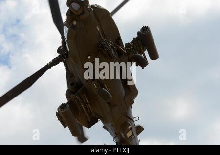Eine griechische AH-64 Apache Helikopter bietet Air Support als Teil einer kombinierten Waffen live Fire Training Juli 20, 2017 bei Novo Selo, Bulgarien während der Übung Sabre Guardian 17. Sabre Guardian ist ein US-Army Europe-led, multinationale Übung, erstreckt sich über Bulgarien, Rumänien und Ungarn, mit mehr als 25.000 service Mitglieder aus 22 NATO-Mitglieder und der Partnerstaaten. Stockfoto