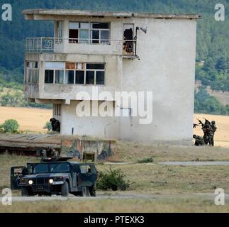 Bulgarische Special Operations Forces blast eine Tür öffnen eine fiktive Geisel als Teil einer kombinierten Waffen live Fire Training Juli 20, 2017 bei Novo Selo, Bulgarien während der Übung Sabre Guardian 17 sichern. Sabre Guardian ist ein US-Army Europe-led, multinationale Übung, erstreckt sich über Bulgarien, Rumänien und Ungarn, mit mehr als 25.000 service Mitglieder aus 22 NATO-Mitglieder und der Partnerstaaten. Stockfoto