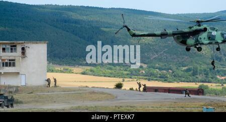 Bulgarische Special Operations Forces Abseilen von einem Mi-24 rotary Flugzeuge eine fiktive Geisel als Teil einer kombinierten Waffen live Fire Training Juli 20, 2017 bei Novo Selo, Bulgarien während der Übung Sabre Guardian 17 sichern. Sabre Guardian ist ein US-Army Europe-led, multinationale Übung, erstreckt sich über Bulgarien, Rumänien und Ungarn, mit mehr als 25.000 service Mitglieder aus 22 NATO-Mitglieder und der Partnerstaaten. Stockfoto