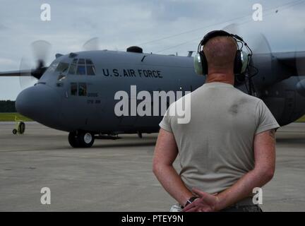 Eine C-130H Hercules bereitet sich auf den Start von der vorstartlinie am 20. Juli 2017, bei der 179Th Airlift Wing in Mansfield, Ohio. Die 179Th Airlift Wing ist immer auf einer Mission, die erste Wahl zu sein, der Zustand und die Missionen mit einem vertrauenswürdigen Mannschaft der Flieger zu reagieren. Stockfoto