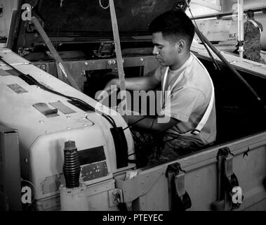 Pvt. Ernesto Rodriguez, von Santa Ana, Kalifornien, mit 1St Battalion, 60th Infantry Regiment, Pennsylvania National Guard, installiert, mehrere integrierte Laser Engagement-Empfänger mit einem Humvee auf der Anlage des Schienenkopfes in Fort Polk, Louisiana, 19. Juli 2017. Die Kalifornien Einheit hat's Indiana 76th Infantry Brigade Combat Team wurde für seine Rotation durch das Joint Readiness Training Center zugeordnet. Stockfoto