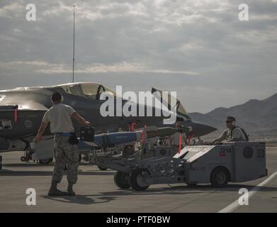 Us Air Force Staff Sgt. Jeremy Mckague, Links, und Senior Airman Blake Baker, beide 33 Aircraft Maintenance Squadron Waffen laden Besatzungsmitglieder, bereiten Sie eine GBU-12 auf einer F-35A Lightning II 18. Juli, der geladen, an der Nellis Air Force Base, Nev Der 33 Fighter Wing und Marine Fighter Attack Squadron 211 von Yuma, Ariz., der in der ersten Übung mit Air Force F-35 Als und Marine Corps F-35 Bs Betriebssystem gleichzeitig während Red Flag 17-3 teilgenommen. Die große Übung, der entwickelt wurde, um die Piloten mit kritischen Erfahrung in Kampfsituationen, aktiviert F-35 Piloten zu planen und tr Stockfoto