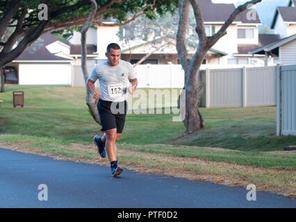 SCHOFIELD BARRACKS-SPC. Luis Morales, ein Soldat mit 18 medizinischen Befehl, läuft in der 9. jährlichen Armee Ten-Miler Hawaii Qualifier, 15. Juli 2017. Drei Teams vertreten sein US-Army Hawaii bei der Armee Ten-Miler, 8. Oktober in Washington D.C. des Kommandanten Cup Active Duty Männer Team und Commander's Cup aktive Aufgabe Frauen Team jeden hat sechs Soldaten und zwei Stellvertreter. Die Active Duty Meister Mixed Team enthalten sechs Soldaten und zwei Stellvertreter Alter 40 und älter. Stockfoto