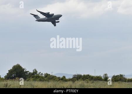 Eine C-17 Globemaster III Flugzeuge cargo Der contingency RESPONSE -Element bereitet bei Bezmer Air Base, Bulgarien, 17. Juli 2017 während der Übung Sabre Guardian' 17 zu landen. Rund 80 Flieger zum 321. Contingency Response Geschwader von Joint Base Mc Guire-Dix - Lakehurst, New Jersey, in Unterstützung der Übung vom 14.-25. Juli eingesetzt. Stockfoto