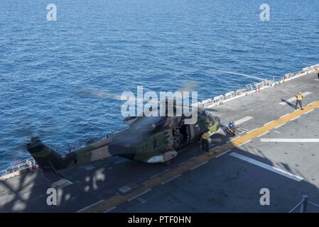 CORAL SEA (Juli 19, 2017) ein Royal Australian Navy MRH-90 Taipan Hubschrauber bereitet sich auf dem Flugdeck des Amphibious Assault ship USS BONHOMME RICHARD (LHD6) während der Talisman Sabre 17. Talisman Säbel ist eine Biennale USA - Australien bilaterale Übung gehalten weg von der Küste von Australien gedacht, um die Interoperabilität zu erreichen und den USA - Australien Bündnis stärken. Stockfoto