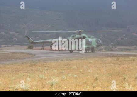 Bulgarische Special Operations Forces führen zu einer Mi-17 rotary Flugzeuge nach Sicherstellung einer fiktiven Geiselnahme als Teil einer kombinierten Waffen live Fire Training Juli 20, 2017 bei Novo Selo, Bulgarien, während der übung Sabre Guardian 17. Sabre Guardian ist ein US-Army Europe-led, multinationale Übung, erstreckt sich über Bulgarien, Rumänien und Ungarn, mit mehr als 25.000 service Mitglieder 22 NATO-Mitglieder und der Partnerstaaten. Stockfoto