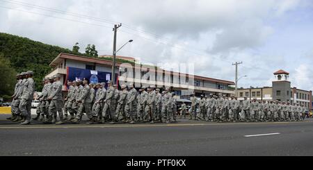 Us-Flieger aus dem 36 Aufmarsch in der 73Rd Guam Liberation Day Parade Juli 21, 2017, in Hagåtña, Guam. Tag der Befreiung gefeiert wird der US-Streitkräfte, die die Insel von japanische Kontrolle 1944 befreit zu ehren. Stockfoto