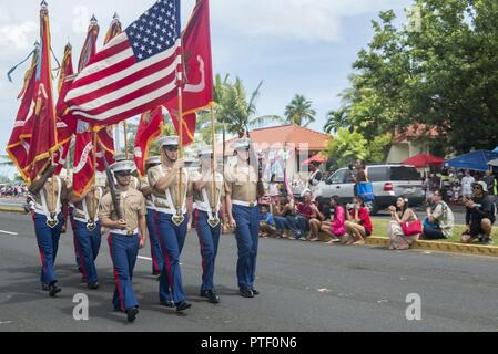 Us-Marines März während der 73 Guam Liberation Day Parade Juli 21, 2017, in Hagåtña, Guam. Die Parade erinnert seit 73 Jahren US-Streitkräfte die Insel von der Japanischen Besatzung befreit. Während des Zweiten Weltkriegs beschlagnahmt, Japan Guam am 10. Dezember 1941 und am 21. Juli 1944, die US-Streitkräfte befreit der Insel. Stockfoto