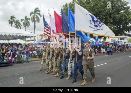 Us-service Mitglieder März während der 73 Guam Liberation Day Parade Juli 21, 2017, in Hagåtña, Guam. Die Parade erinnert seit 73 Jahren US-Streitkräfte die Insel von der Japanischen Besatzung befreit. Während des Zweiten Weltkriegs beschlagnahmt, Japan Guam am 10. Dezember 1941 und am 21. Juli 1944, die US-Streitkräfte befreit der Insel. Stockfoto