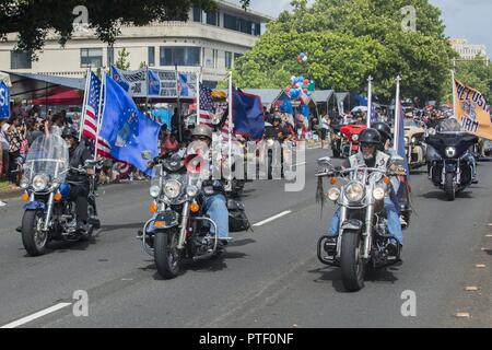 Us-Service Mitglieder und lokale Bürger beteiligen sich an der 73 Guam Liberation Day Parade Juli 21, 2017, in Hagåtña, Guam. Die Parade erinnert seit 73 Jahren US-Streitkräfte die Insel von der Japanischen Besatzung befreit. Während des Zweiten Weltkriegs beschlagnahmt, Japan Guam am 10. Dezember 1941 und am 21. Juli 1944, die US-Streitkräfte befreit der Insel. Stockfoto