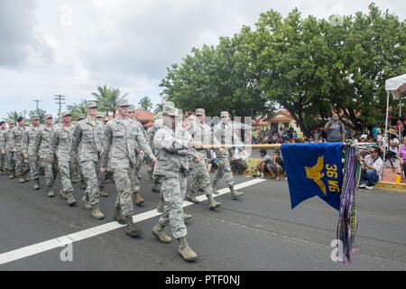 Us-Flieger aus dem 36 Aufmarsch in der 73Rd Guam Liberation Day Parade Juli 21, 2017, in Hagåtña, Guam. Die Parade erinnert seit 73 Jahren US-Streitkräfte die Insel von der Japanischen Besatzung befreit. Während des Zweiten Weltkriegs beschlagnahmt, Japan Guam am 10. Dezember 1941 und am 21. Juli 1944, die US-Streitkräfte befreit der Insel. Stockfoto