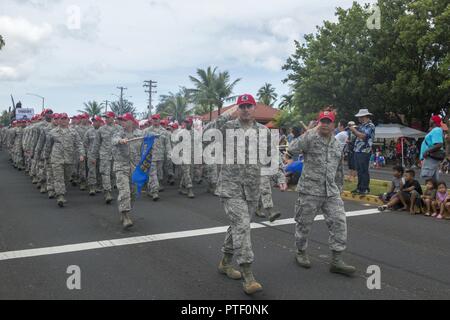 Us-Flieger mit dem roten Pferd 554th Squadron, März in die 73Rd Guam Liberation Day Parade Juli 21, 2016, in Hagåtña, Guam. Die Parade erinnert seit 73 Jahren US-Streitkräfte die Insel von der Japanischen Besatzung befreit. Während des Zweiten Weltkriegs beschlagnahmt, Japan Guam am 10. Dezember 1941 und am 21. Juli 1944, die US-Streitkräfte befreit der Insel. Stockfoto