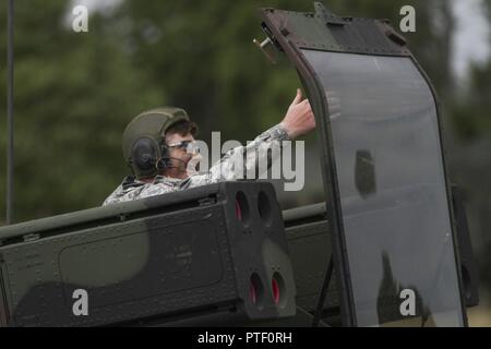 Pvt. James Fricks, eine Luft- und Raketenabwehr crewmember mit C Akku, 2. Bataillon, 263Rd Armee Luft- und Raketenabwehr Befehl, South Carolina Army National Guard, bereitet das Schutzglas auf der gunners Sitz eines EIN/TWQ-1 Avenger air defence system Juli 18, 2017 zu senken, an Capu Tonträger, Rumänien, während der übung Sabre Guardian 17. Sabre Guardian ist ein US-Army Europe-led, multinationale Übung, erstreckt sich über Bulgarien, Rumänien und Ungarn, mit mehr als 25.000 service Mitglieder aus 22 NATO-Mitglieder und der Partnerstaaten. Stockfoto